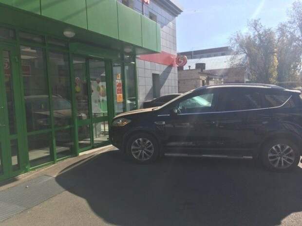 В Астрахани дед подал внуку пример, как парковаться в аккурат у входа в магазин