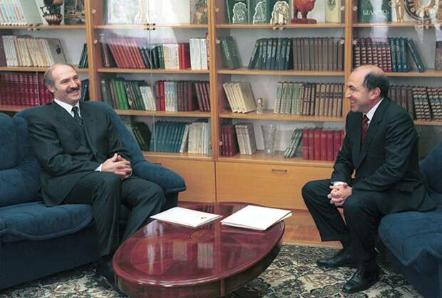Президент Белоруссии Александр Лукашенко и исполнительный секретарь СНГ Борис Березовский, 1998 год