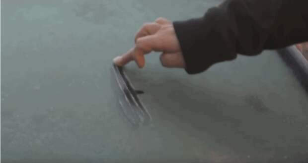 Гениальный трюк: как избавиться от обледенения на лобовом стекле за секунды без скребка
