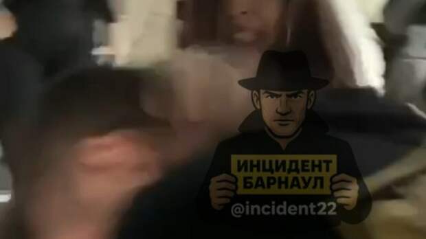В барнаульском баре девушка представилась правоохранителем и кидалась на охранников