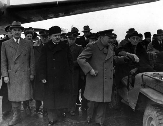 Рузвельт прибыл в аэропорт Саки во второй половине дня 3 февраля 1945 г. и задержался на двадцать минут, чтобы встретить Черчилля. Владимир Павлов в центре снимка.