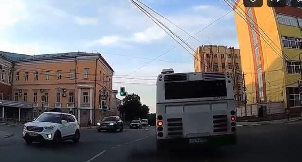 Рязанец пожаловался на водителя автобуса, нарушившего правила на перекрёстке