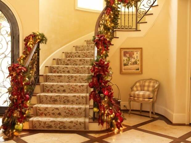 Дизайн интерьера. Потрясающие идеи украшения лестниц к Рождеству (14) (620x465, 182Kb)