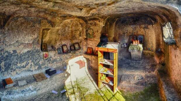 В далекие времена роль храма отводилась даже пещерам / Фото: krymtrek.ru