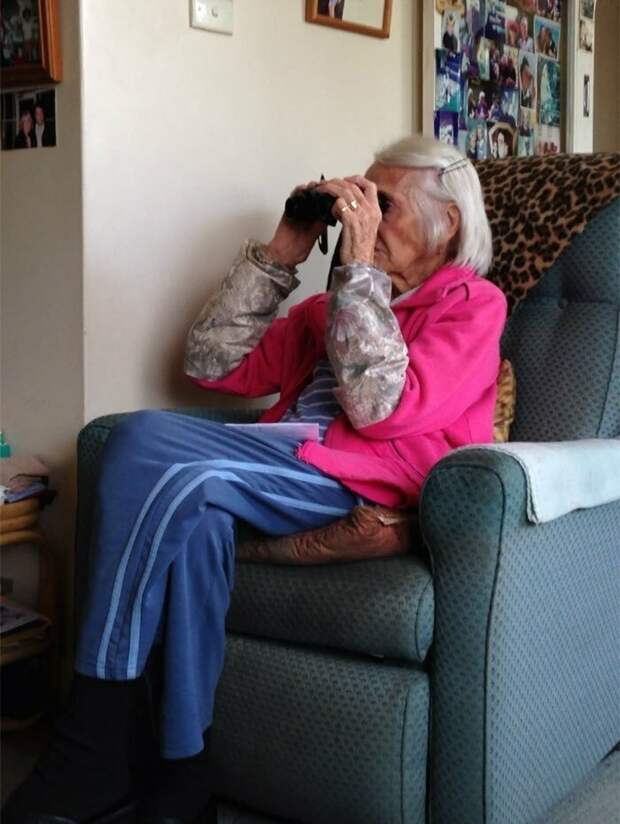 1. Бабушка смотрит телевизор бабушка, новые технологии, прогресс, путаница, старость, телефон