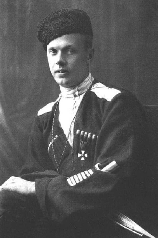 Яков Александрович Слащёв. 1918 год. Нашивки на левом рукаве обозначают число ранений