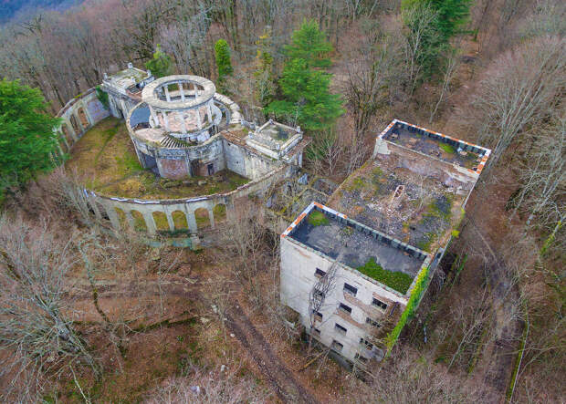 Заброшенное здание бывшего ресторана на вершине горы Ахун в Сочи Заброшенное здание бывшего ресторана на вершине горы Ахун в Сочи