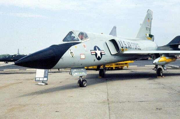 Кукурузный бомбардировщик Convair F–106 Delta Dart, Кукурузный, бомбардировщик
