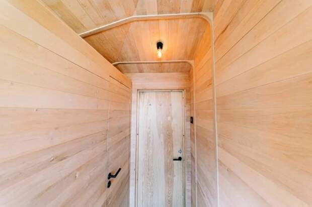 В домике на дереве создана полноценная ванная комната (Woodnest, Одда). | Фото: dwell.com.
