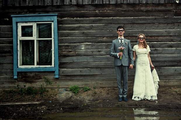 Но они счастливы! банкет, жених и невеста, свадьба, сельская свадьба, фотографии, юмор