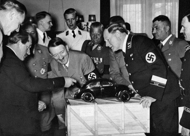 Доктор Порше показывает модель «народного автомобиля» верхушке нацистской партии. | Фото: cronicadelnoa.com.ar.