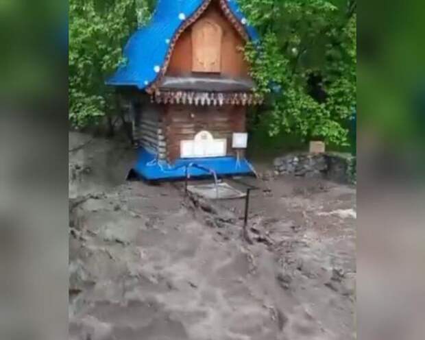 Последствия потопа устраняют на святом источнике в Ложке под Новосибирском