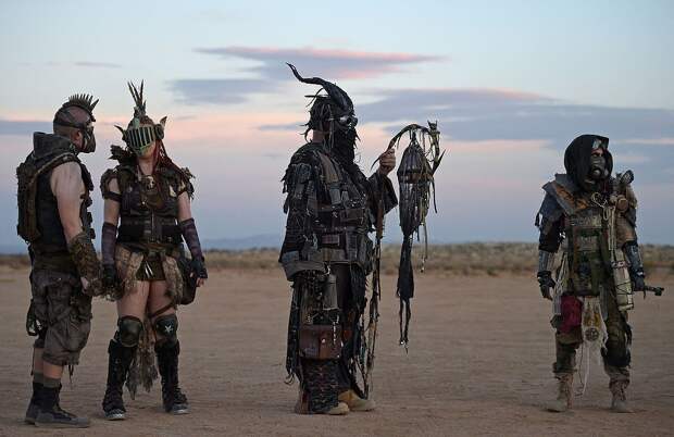Постапокалиптический фестиваль в стиле Безумного Макса в пустыне Мохаве