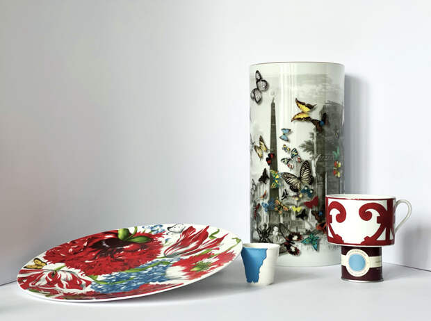 Тарелка Emotion, Taitu, The Dar Store; стаканчик для кофе, Seletti, Design Boom; ваза Butterfly Parade, Christian Lacroix, The Dar Store; чашка Balcon du Guadalquivir, Hermès, бутики Hermès; матовая эмульсия Cook`s Blue, Farrow & Ball, салоны Manders