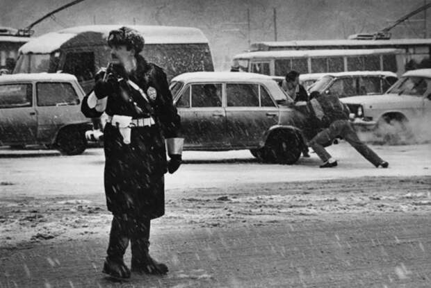 Московский регулировщик в плохую погоду. Россия, 1994 год.