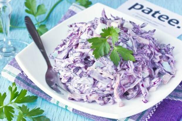 Салат с краснокочанной капустой и колбасой