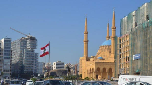 Девять полицейских пострадали при атаке протестующих в ливанском Триполи