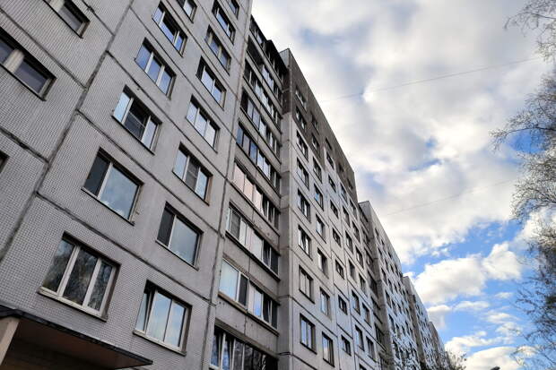 Mash: в Москве мать пыталась спасти сына и выпала вместе с ним из окна