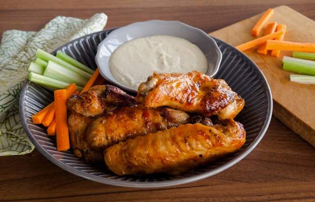 Острые крылья с сырным соусом «Блю Чиз». / Фото: gastronom.ru Острые крылья с сырным соусом «Блю Чиз». / Фото: gastronom.ru