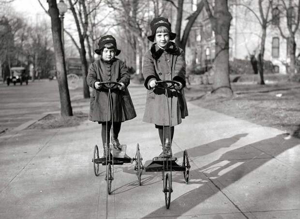 5. Трехколесные самокаты с ножным приводом. Фото сделано в Вашингтоне в 1920 году архивы, интересно, исторические фото, старые фото, фото
