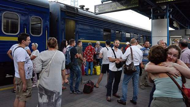 Провожающие и пассажиры у поезда Киев - Москва на ж/д вокзале в Киеве