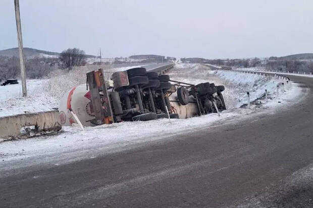 МВД: в Ханкайском округе Приморья автоцистерна с газом опрокинулась в кювет