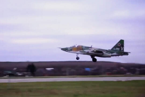 Минобороны РФ: штурмовики Су-25 ракетами поразили замаскированную технику ВСУ