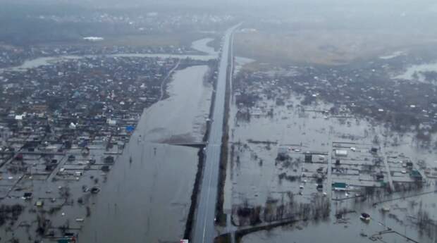 Наводнение в Зауралье добралось до областного центра: губернатор показал, как река заливает улицы