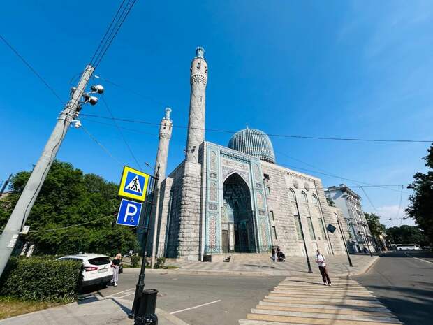 Тысячи мусульман празднуют Ураза-байрам в Петербурге