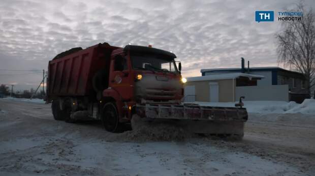 Дорожные службы Тулы круглосуточно чистят трассы от заносов