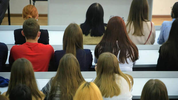 "Нужны иные пути". Эксперт раскритиковал идею доплаты студентам за учебу на малой родине