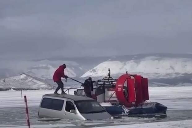 Babr Mash: два автомобиля провалились на ледовой переправе через Байкал