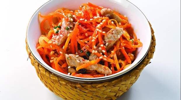 Простой и вкусный салат из моркови со свининой