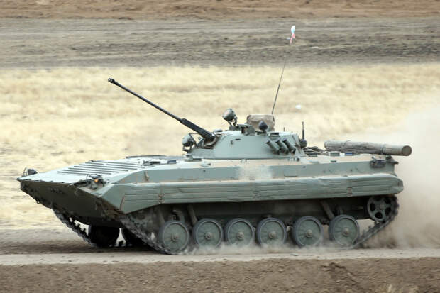 Военнослужащие мотострелкового соединения ЦВО отработали навыки вождения боевых машин в Оренбургской области