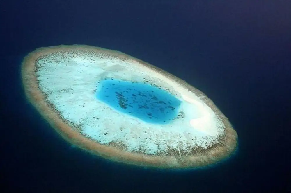 Strange islands. Озеро око Аргентина. Плавающий остров глаз Аргентина. Острова необычной формы. Круглый остров в Аргентине.