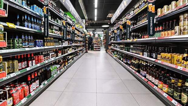 Алкогольный отдел супермаркета. Архивное фото