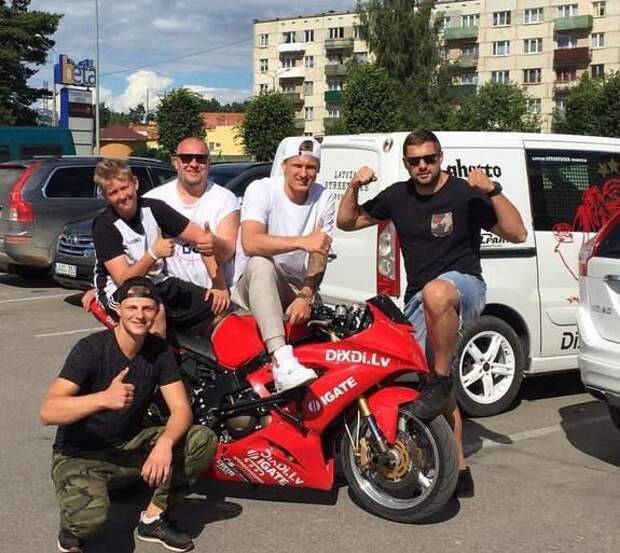 Седокова продолжает оскорблять родителей покойного Яниса Тиммы