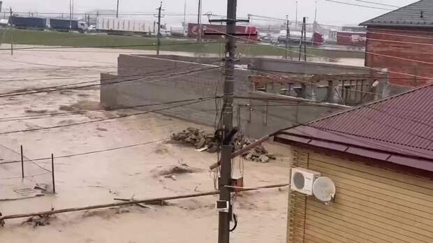 «В такой воде она точно захлебнулась бы»: сотрудник кафе в Махачкале спас девочку во время наводнения