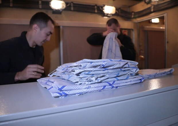 Минобороны России публикует кадры работы уникального железнодорожного банно-прачечного поезда, выполняющего задачи материально-технического обеспечения войск Центрального военного округа (ЦВО), в зоне проведения специальной военной операции