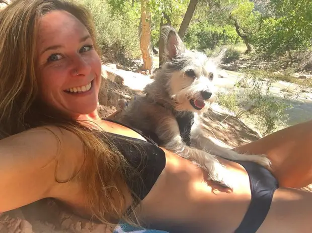 «Чтобы бывшие ревновали»: ветеринар путешествует без одежды и делится фото