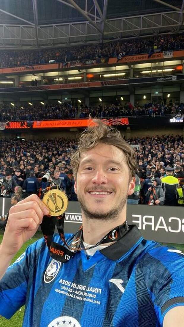 Алексей Миранчук опубликовал фотографию с медалью после победы "Аталанты" в финале Лиги Европы