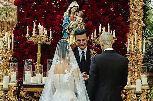 Кортни Кардашьян обвинили в неуважении к религии из-за ее наряда на свадьбе с Трэвисом Баркером