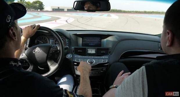 Почему автомобиль может при движении тянуть в сторону