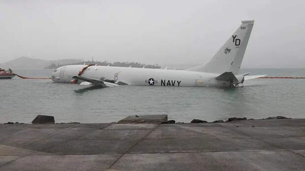 ВМС США показали разрушение противолодочного самолёта P-8A Poseidon