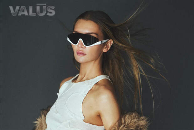 Обманувшая американцев русская мошенница снялась в откровенном топе для журнала