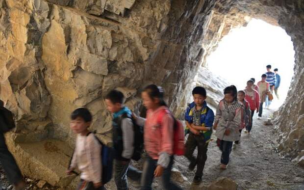Детям приходится преодолевать не только обрыв, но и тоннель.