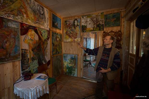 Белорус построил трехэтажный дом из мусора, а двор превратил в музей