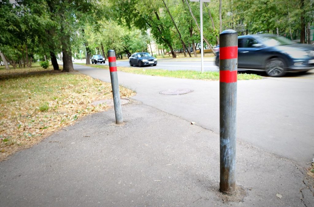 Возле дома на Волгоградке закрепили антипарковочный столбик