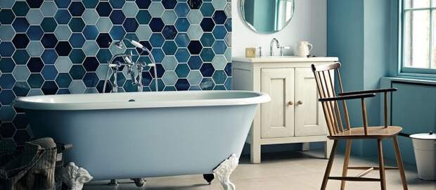 Синие оттенки в ванной комнате сделали свое дело в оформлении интерьера.