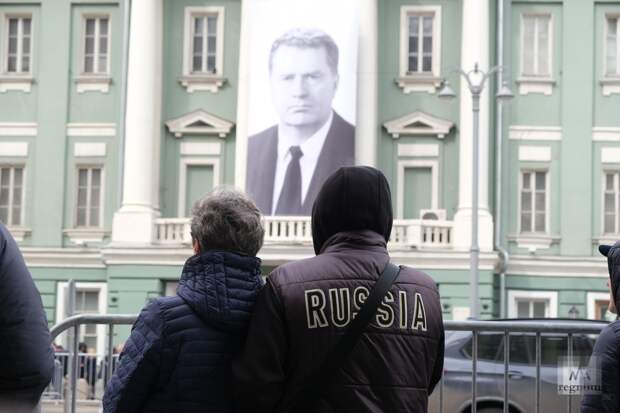 Портрет Владимира Жириновского на фасаде Дома союзов